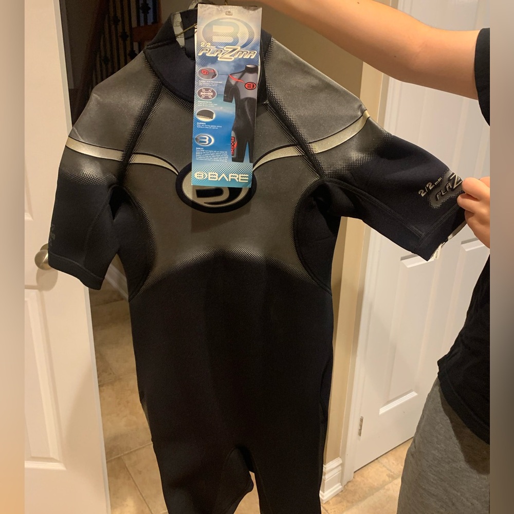 M/L Bare wetsuit Brand new with tags 2/2mm